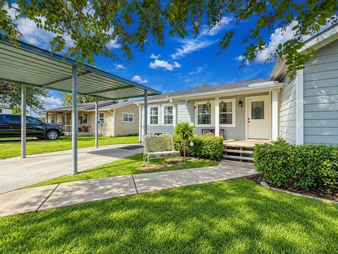 Photo of 828 Robinson Road
