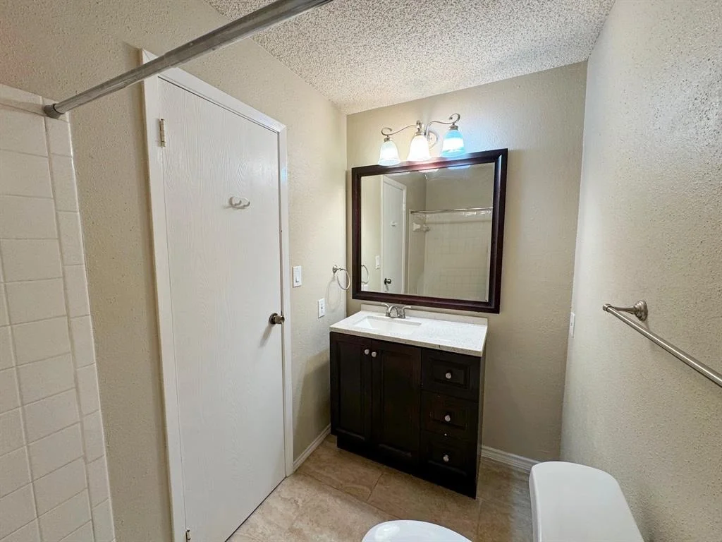 Photo of Unit 12A at 2501 Gulf Freeway