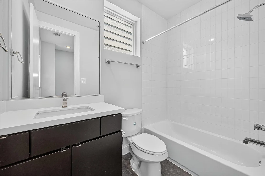 Photo of Unit B at 1205 Jackson Boulevard
