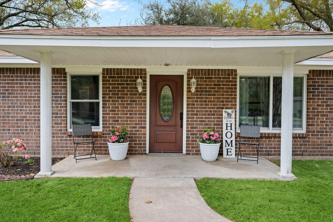 Photo of 16746 Main Street
