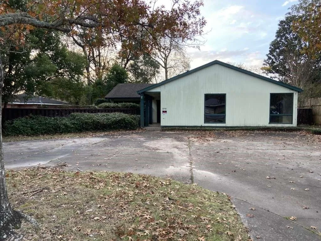 Photo of 3755 Long Avenue