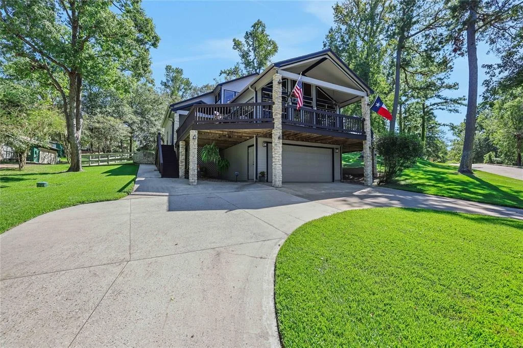 Photo of 120 Lake Oaks Boulevard