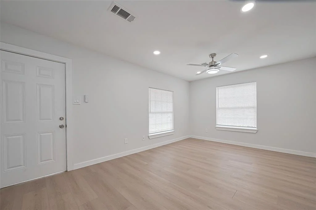Photo of 7333 Lakehurst Drive