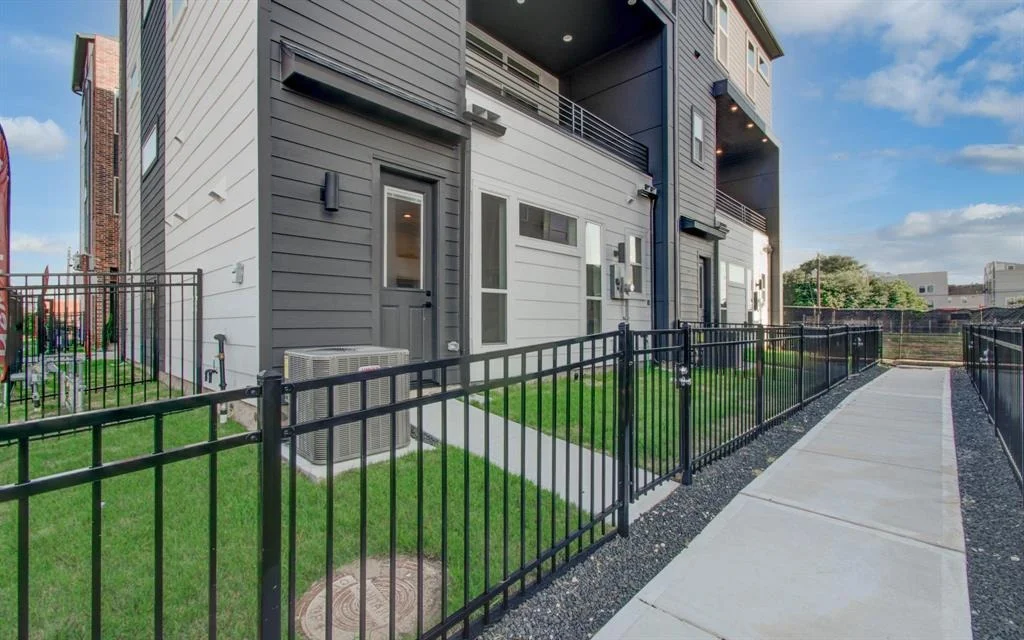 Photo of 3010 Lamar Street
