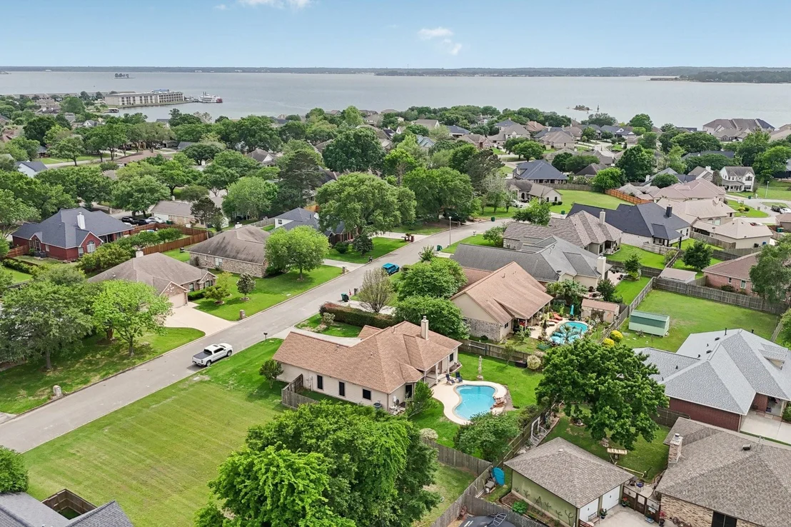 Photo of 7187 Edgewater Drive