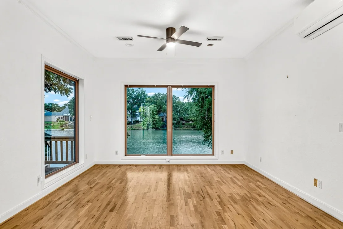 Photo of 407 Lakeside Boulevard