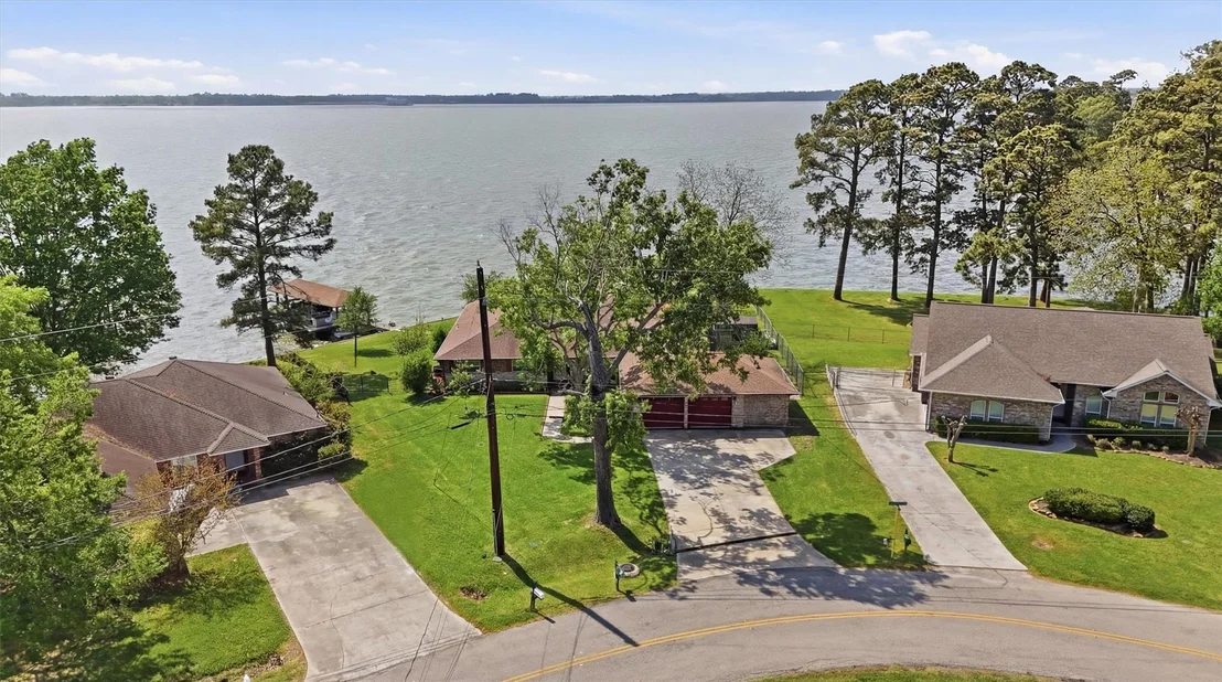 Photo of 18327 Shoreline Drive