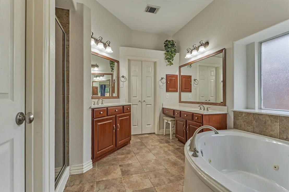 Photo of 11 N French Oaks Circle