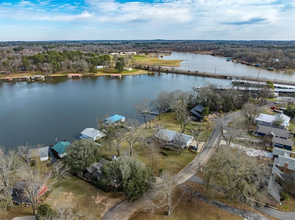 Photo of 15490 Lakeside Drive
