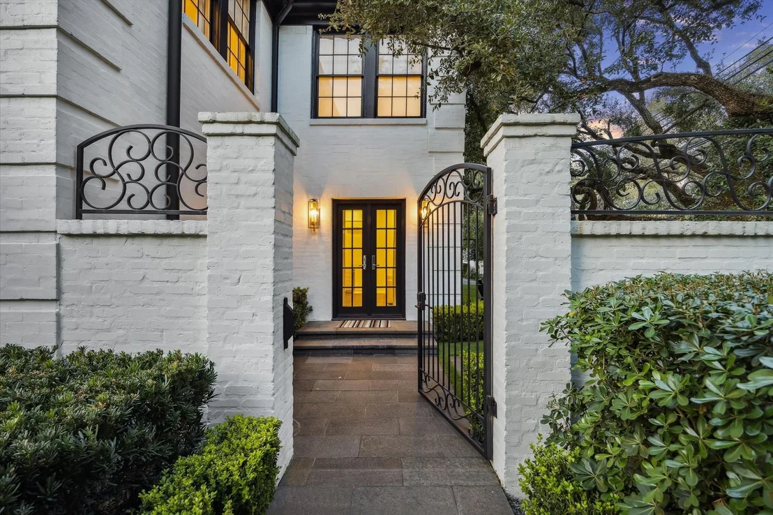 Photo of 1702 South Boulevard