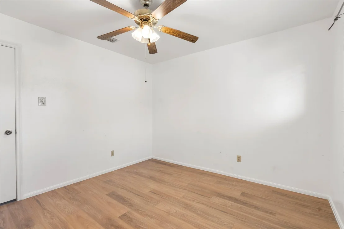 Photo of 8903 Roos Road