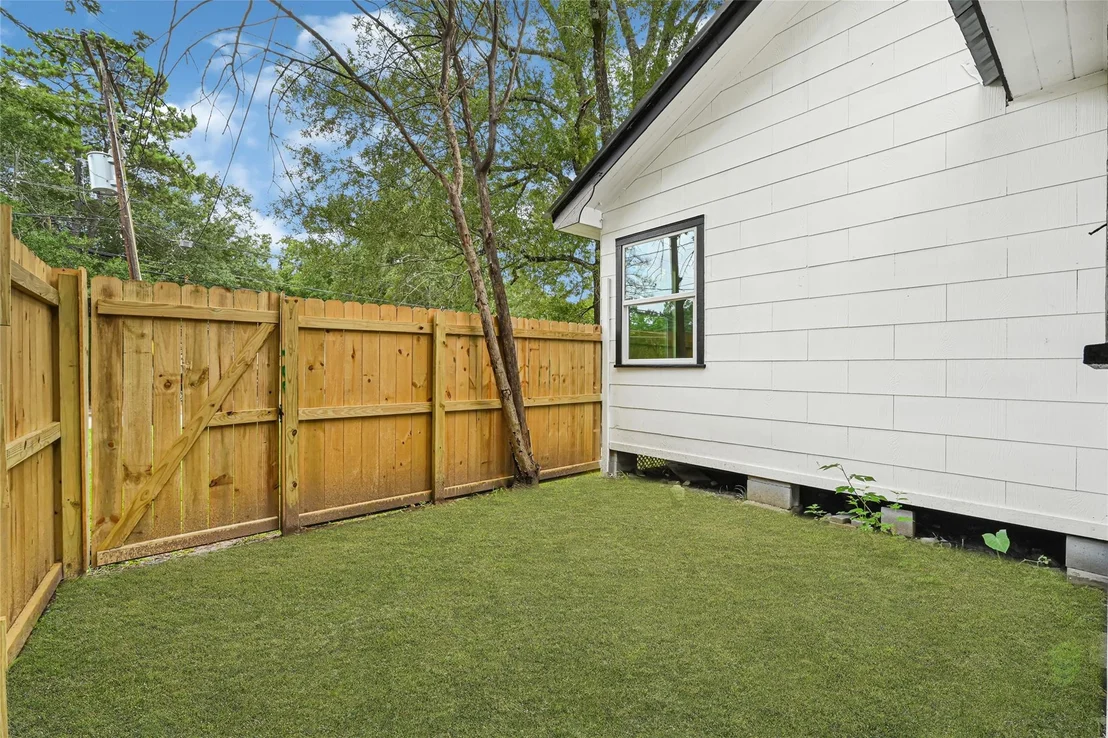 Photo of 1202 N Roberson Street
