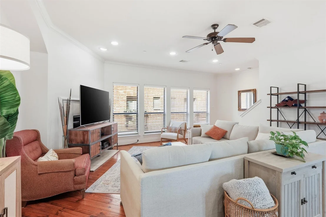 Photo of Unit D at 2424 Navigation Boulevard