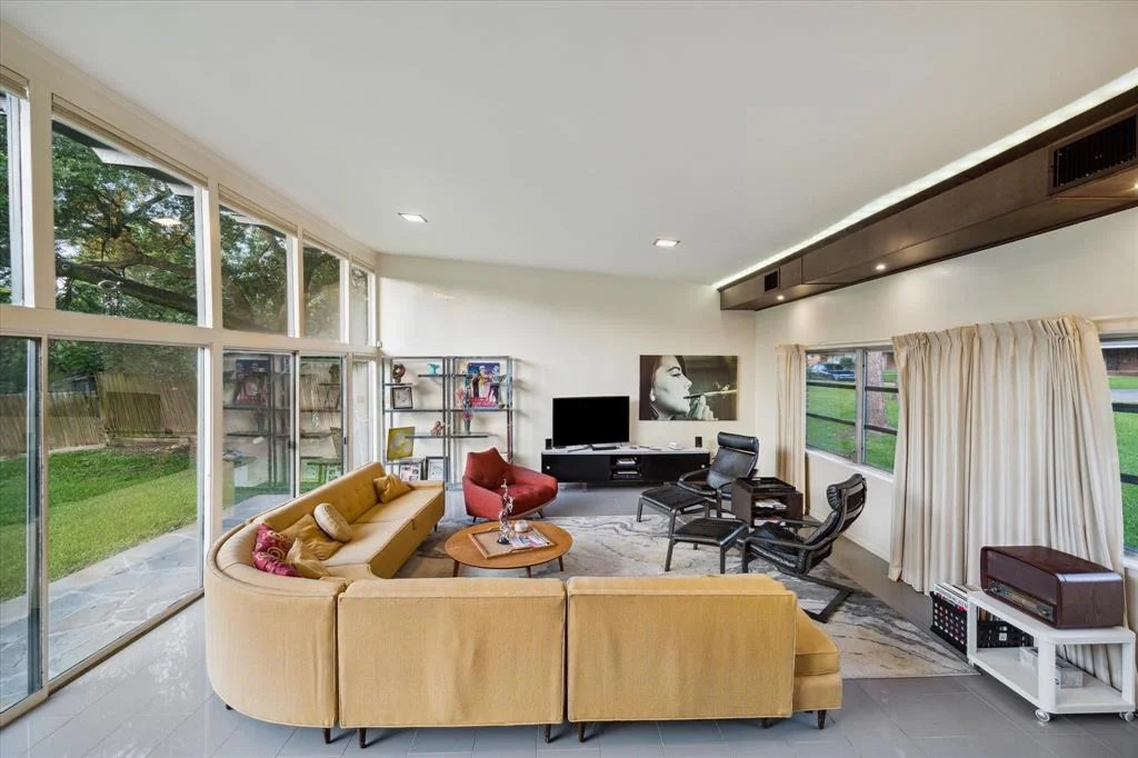 Photo of 7919 Glenview Drive