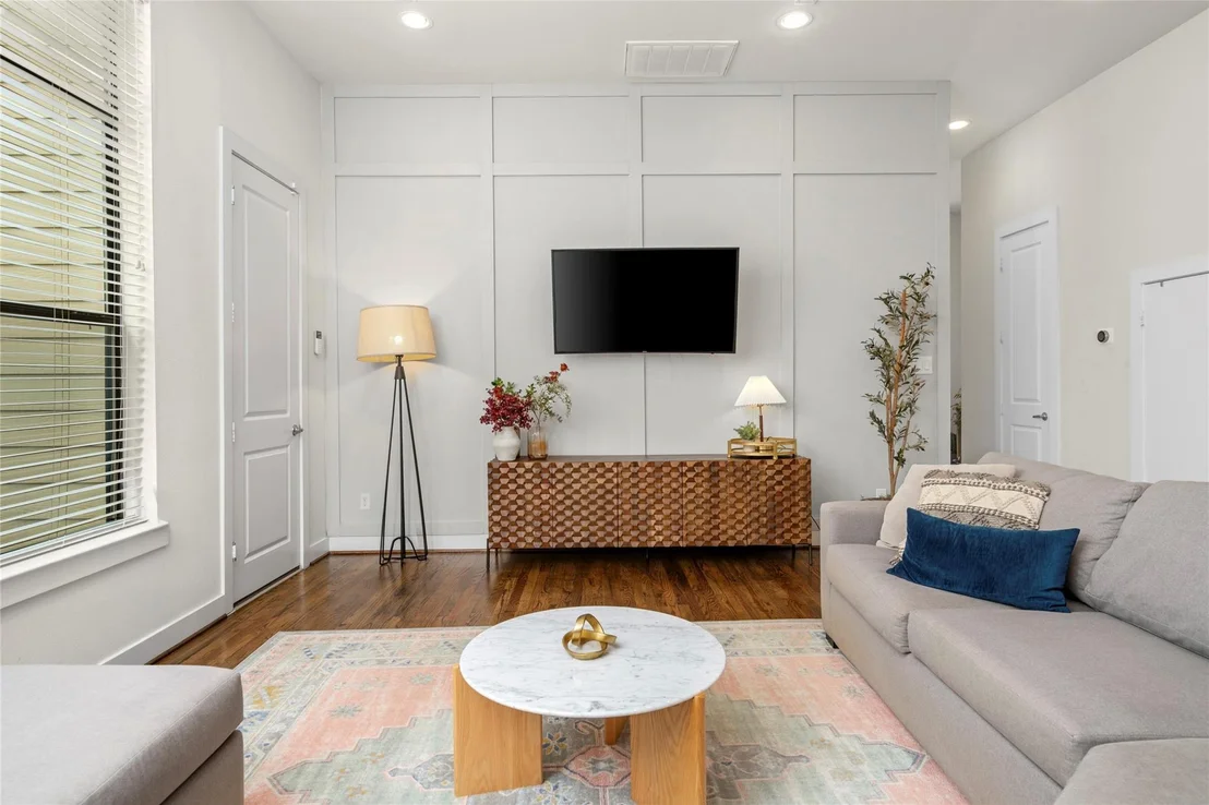 Photo of Unit E at 2609 Riverside Drive