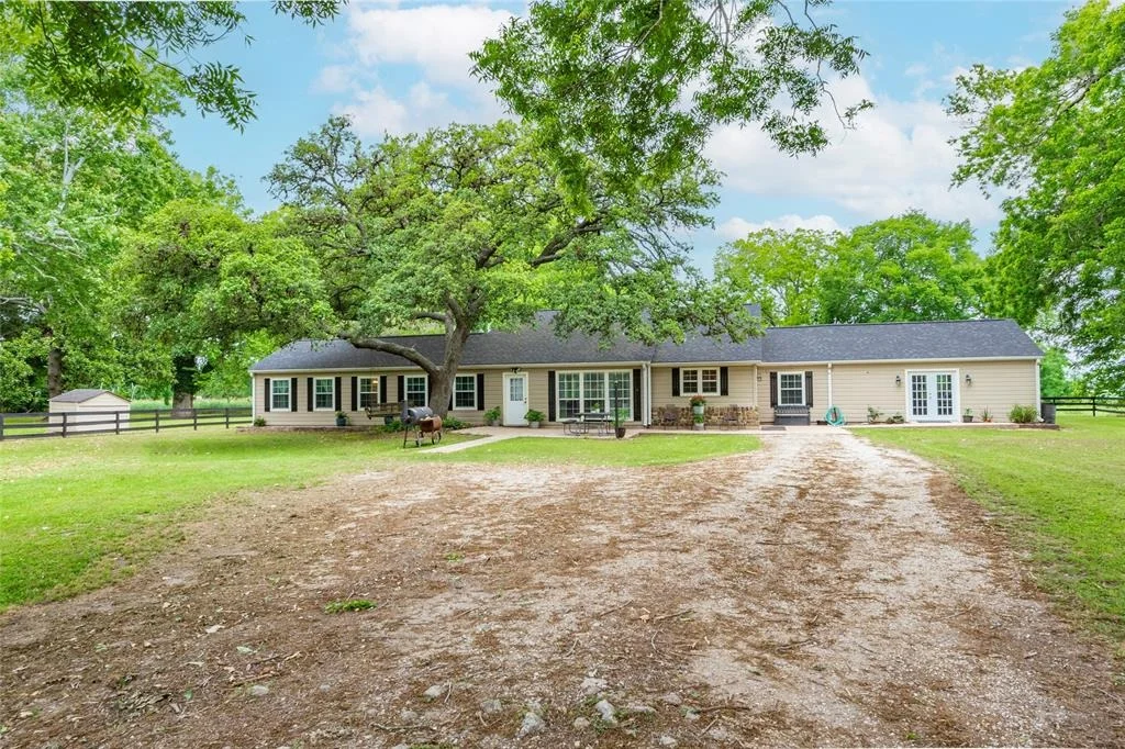 Photo of 830 Lily Lane