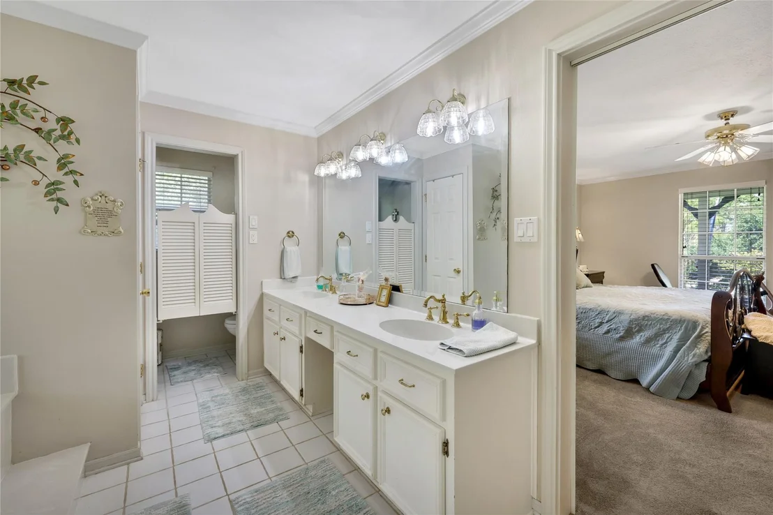 Photo of 220 Lake Oaks Boulevard