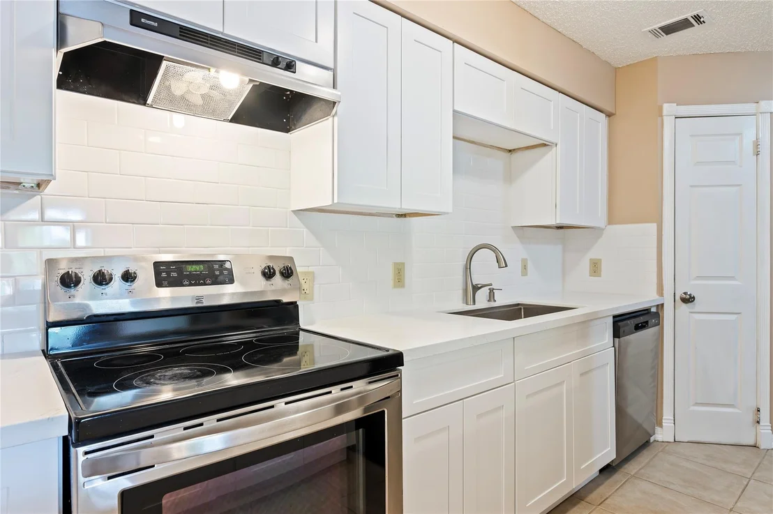 Photo of Unit 6A at 2501 Gulf Freeway