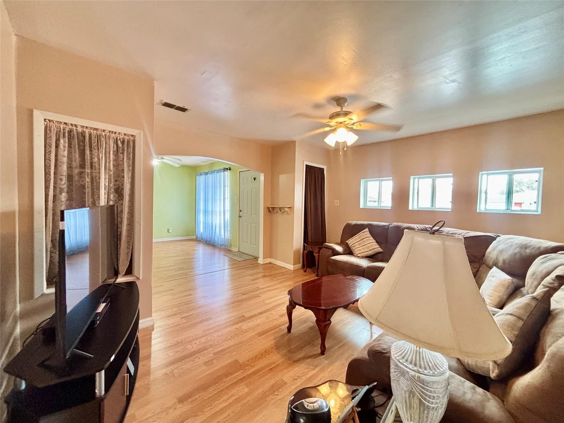 Photo of 1615 Meadowview Drive