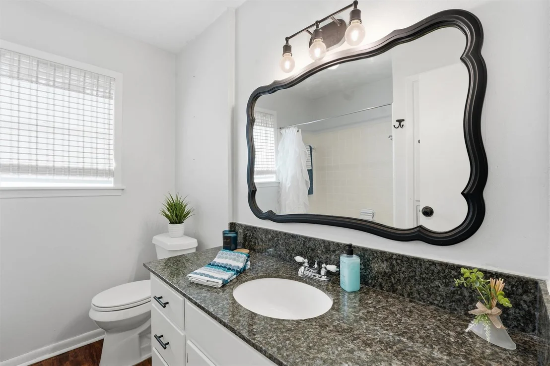 Photo of 2412 Airline Drive