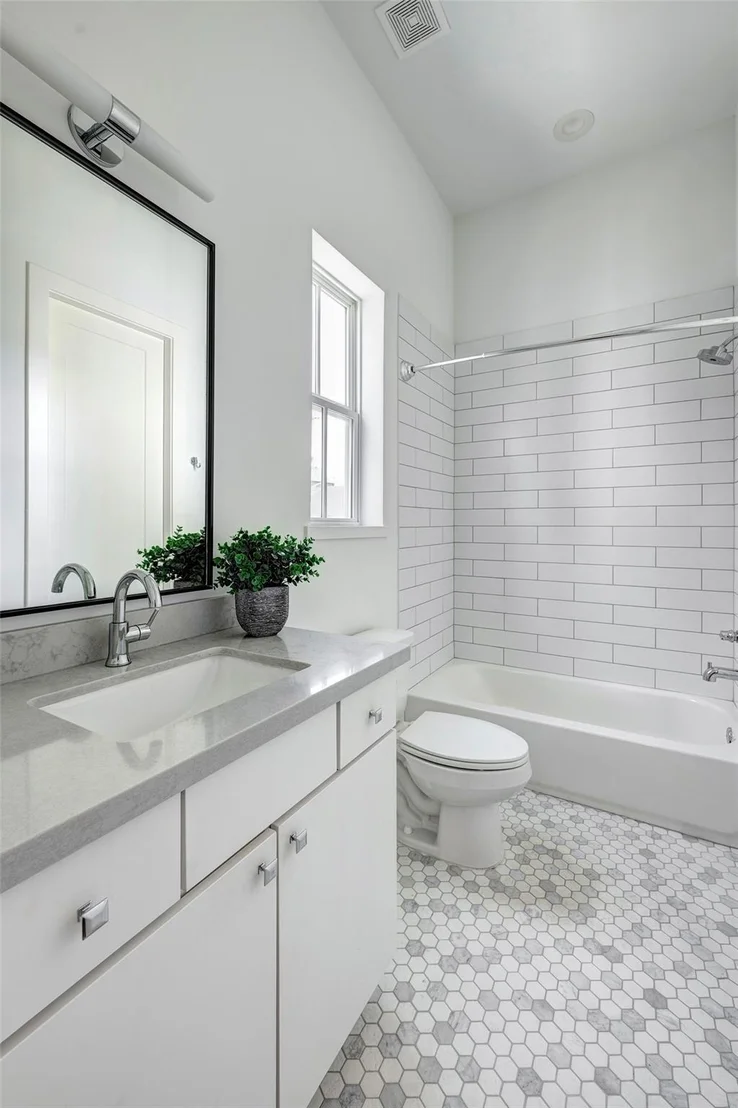 Photo of 802 Detering Street