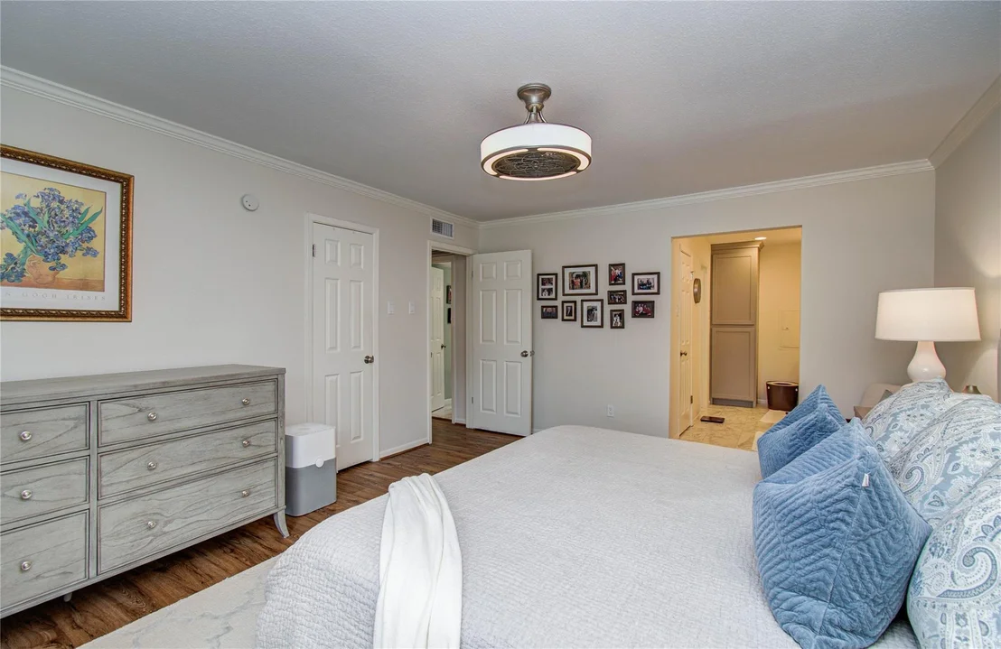 Photo of Unit 113 at 7575 Katy Freeway