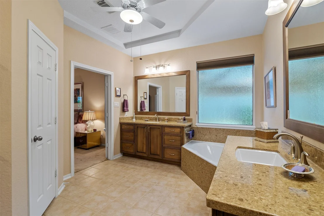Photo of 122 S Evangeline Oaks Circle