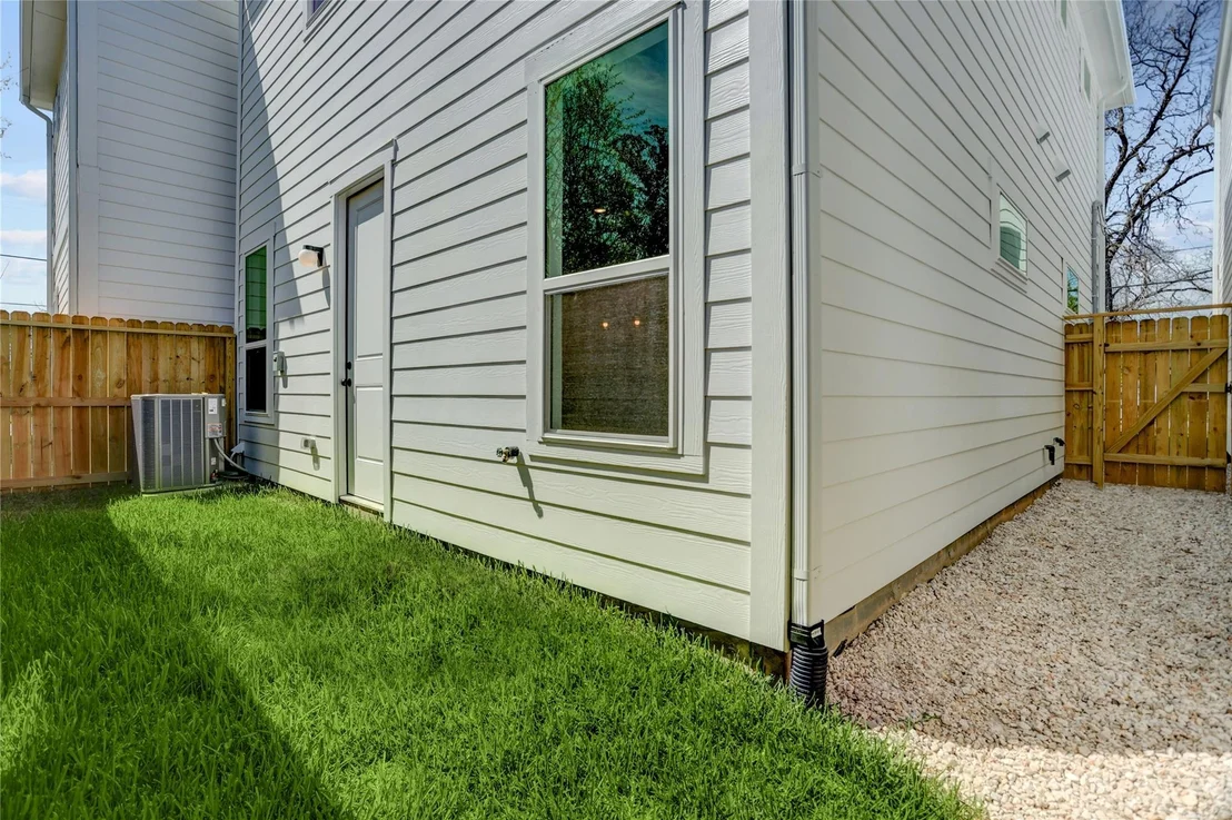 Photo of 9614 Burden Street