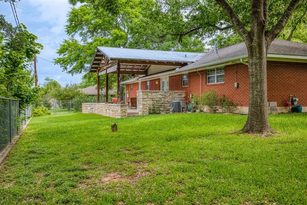 Photo of 1302 Woodson Lane