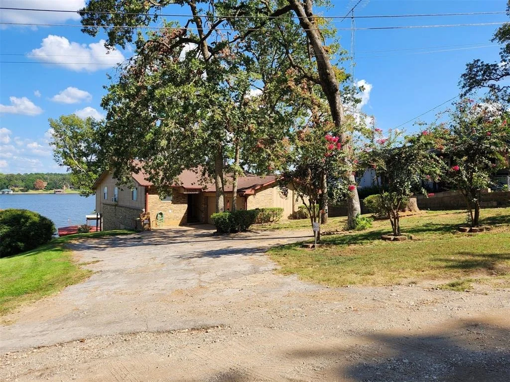 Photo of 23083 Lakeside Drive