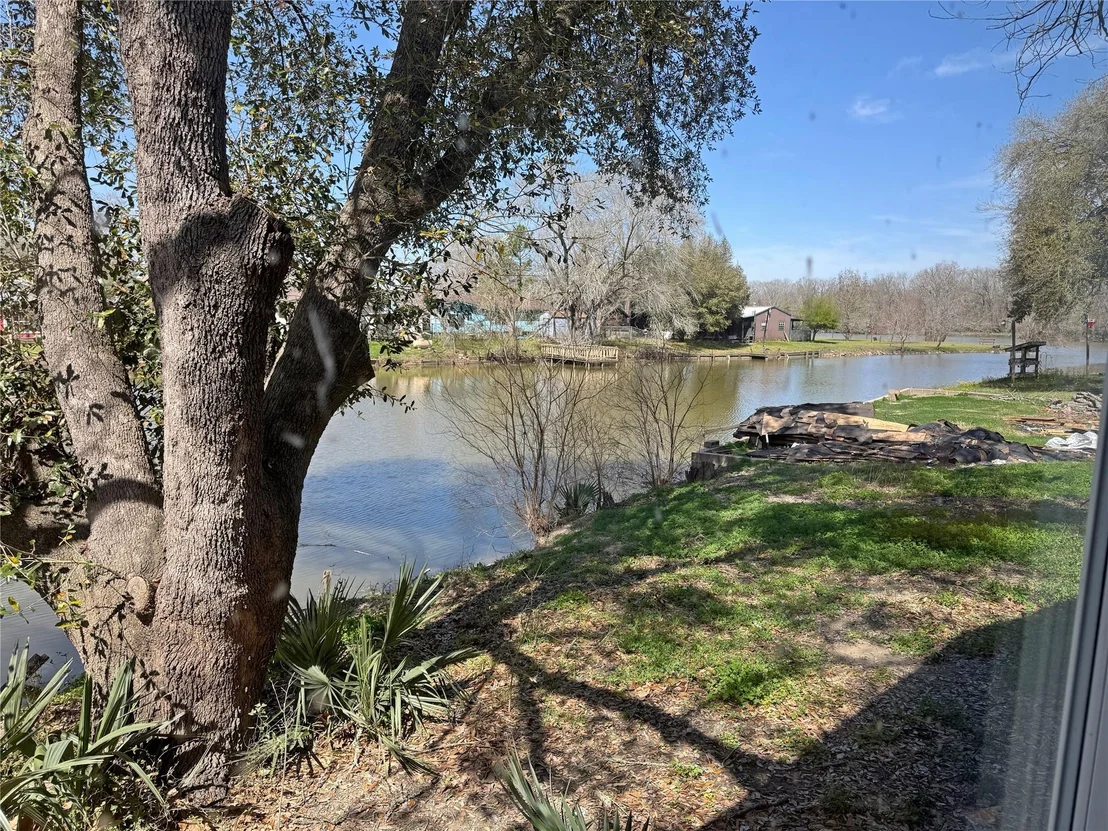 Photo of 585 River Oaks Drive