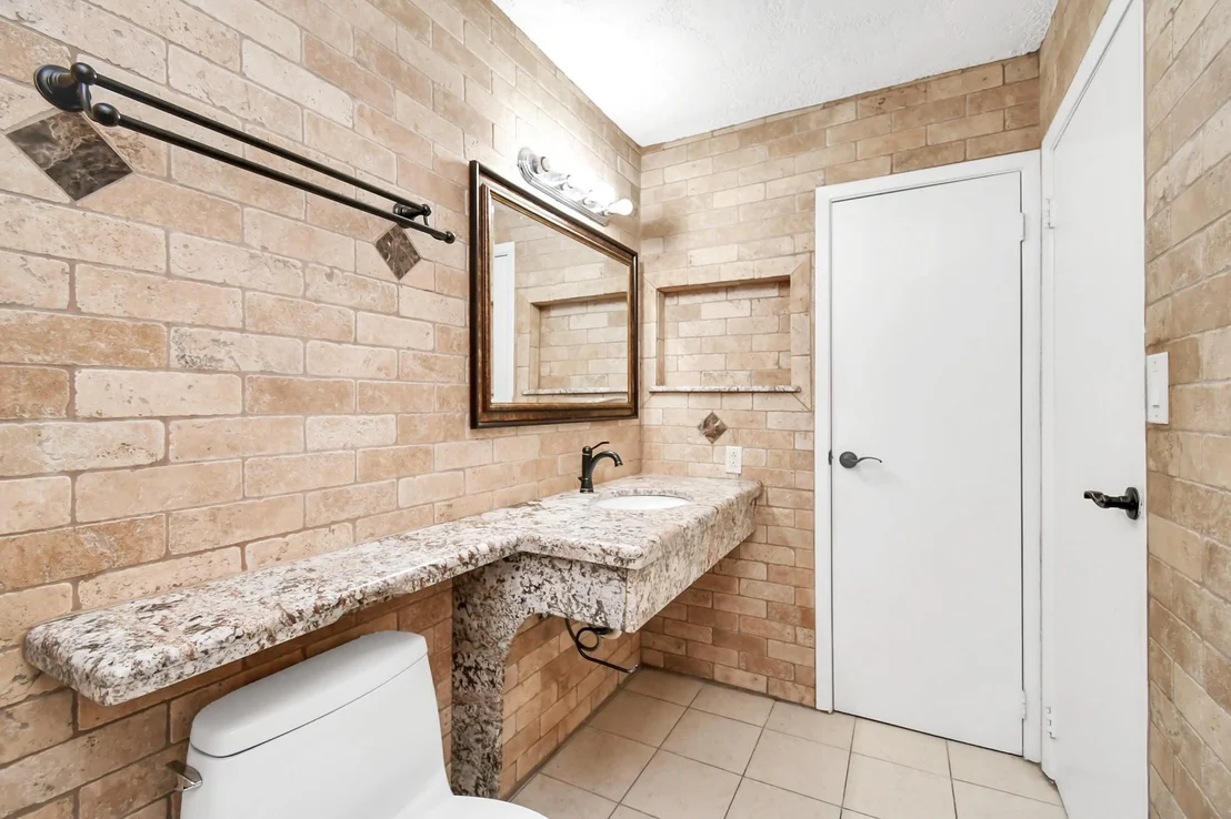 Photo of Unit 250D at 2501 Gulf Freeway