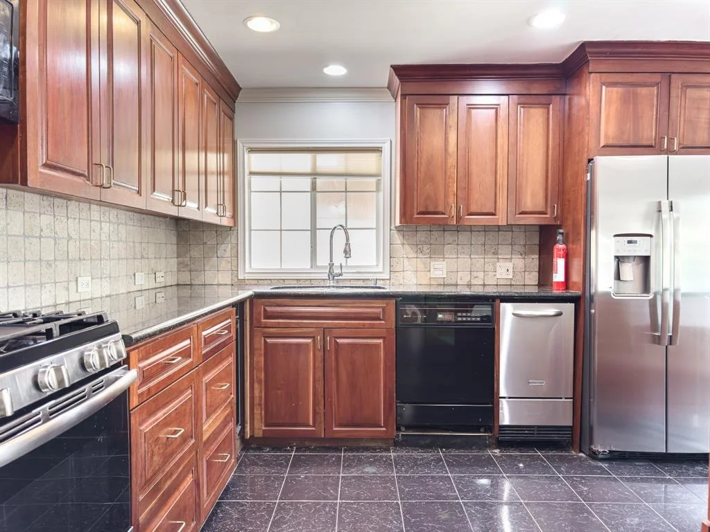 Photo of 4525 Maple Street