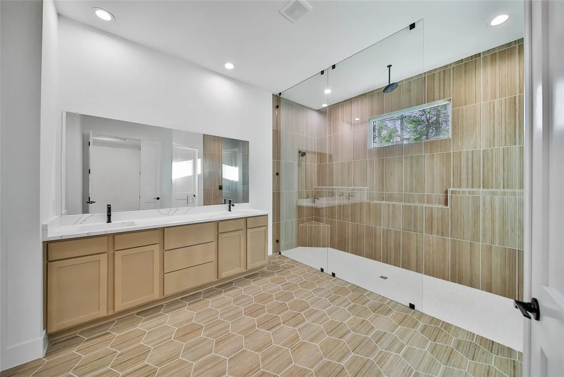 Photo of 352 Louvenia Court