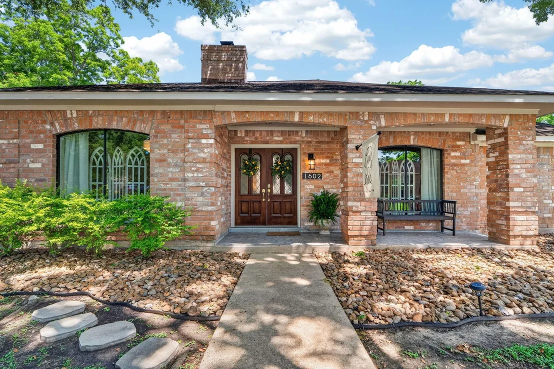 Photo of 1602 S Hearthside Drive