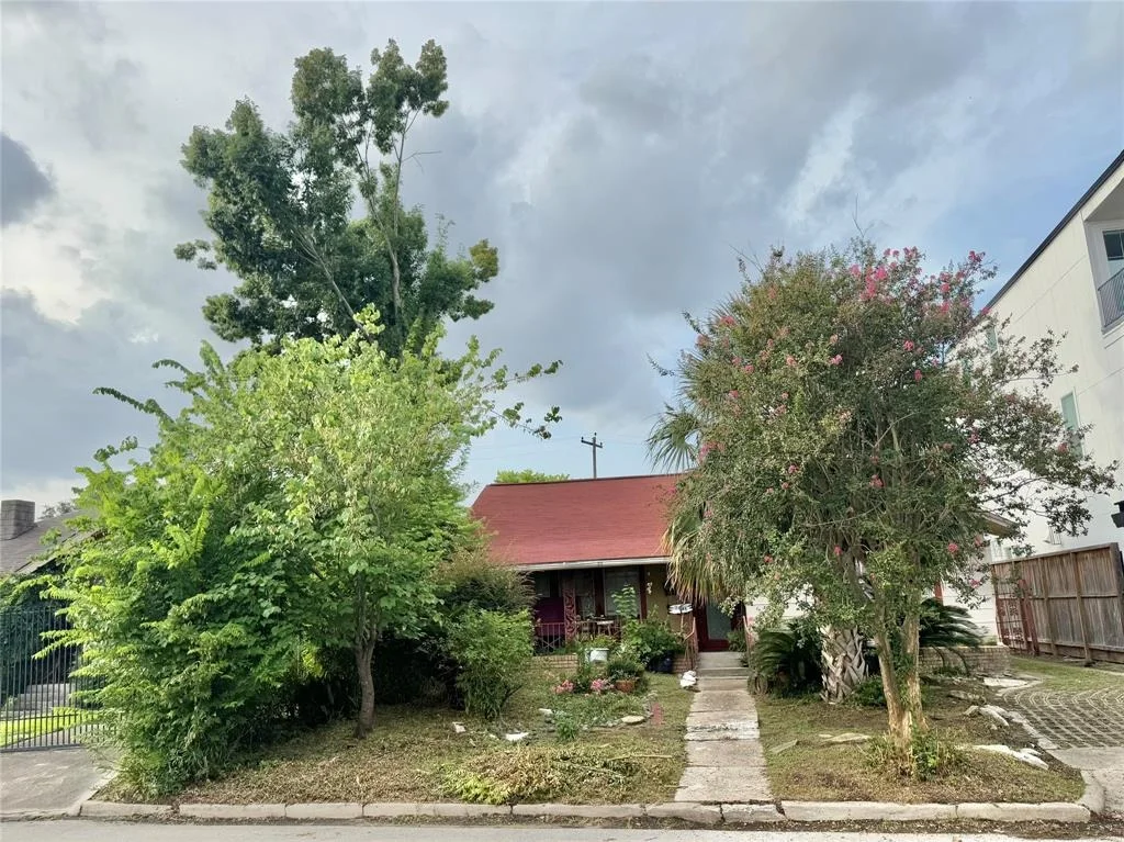 Photo of Unit 6 at 2434 Wroxton Road
