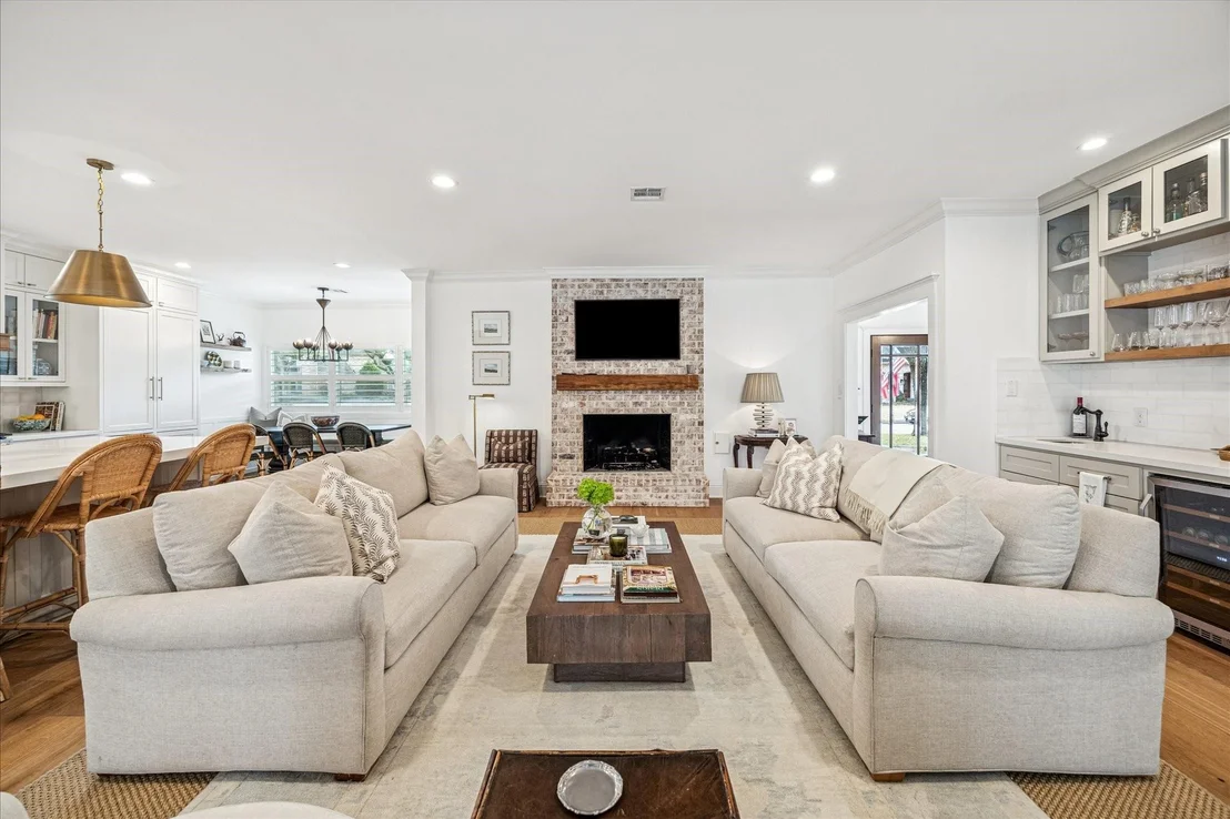 Photo of 810 Silvergate Drive