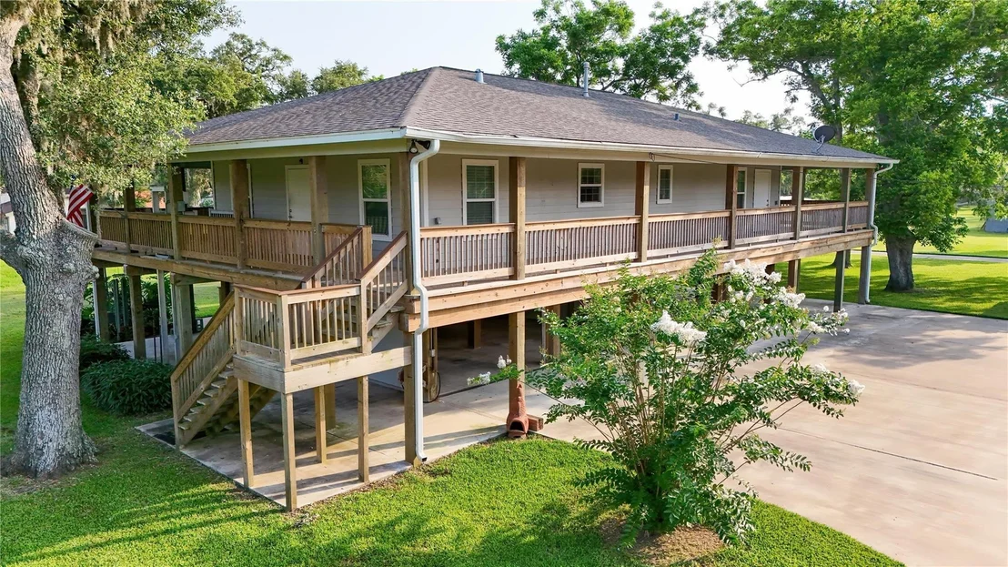 Photo of 915 Live Oak Drive
