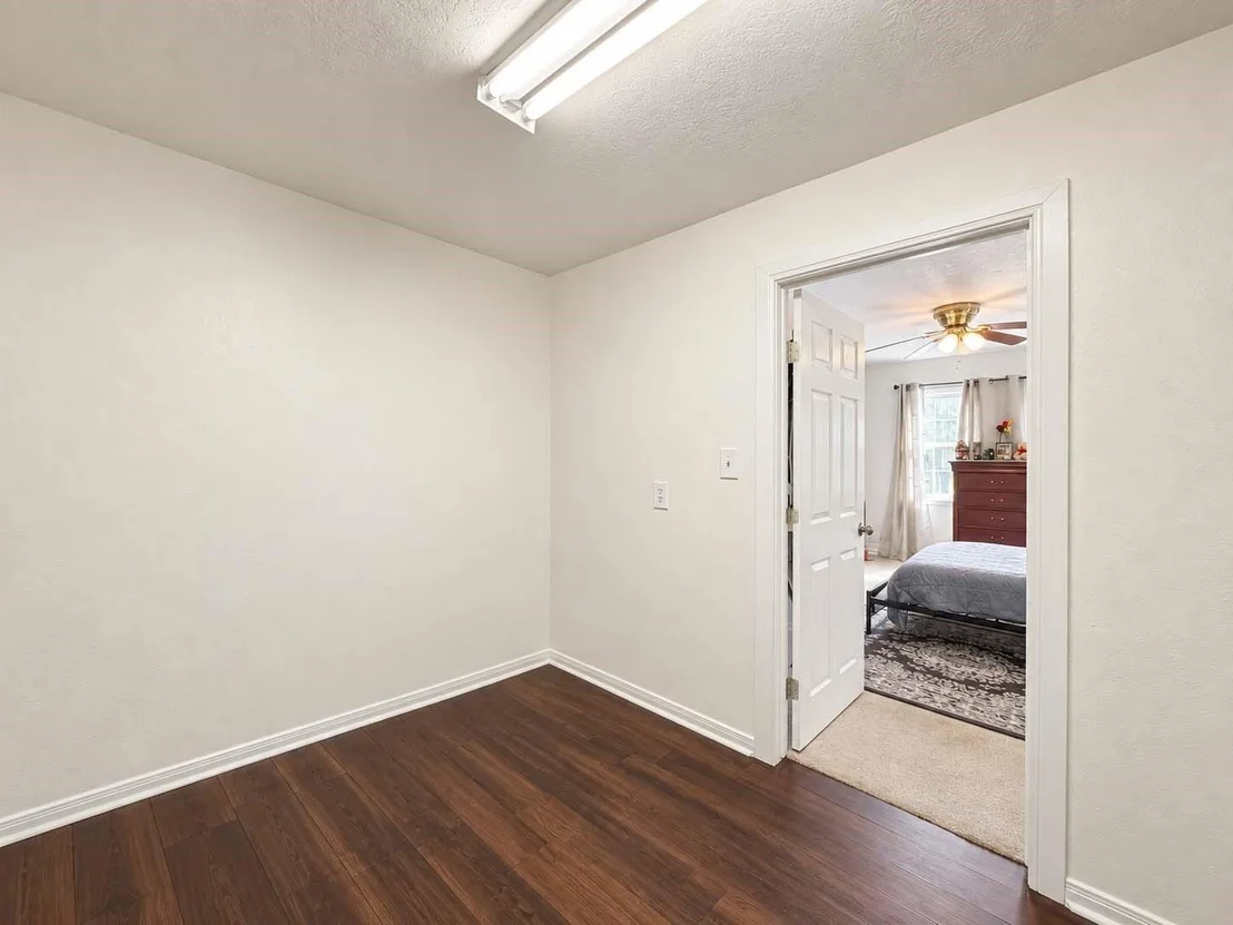 Photo of 828 Robinson Road