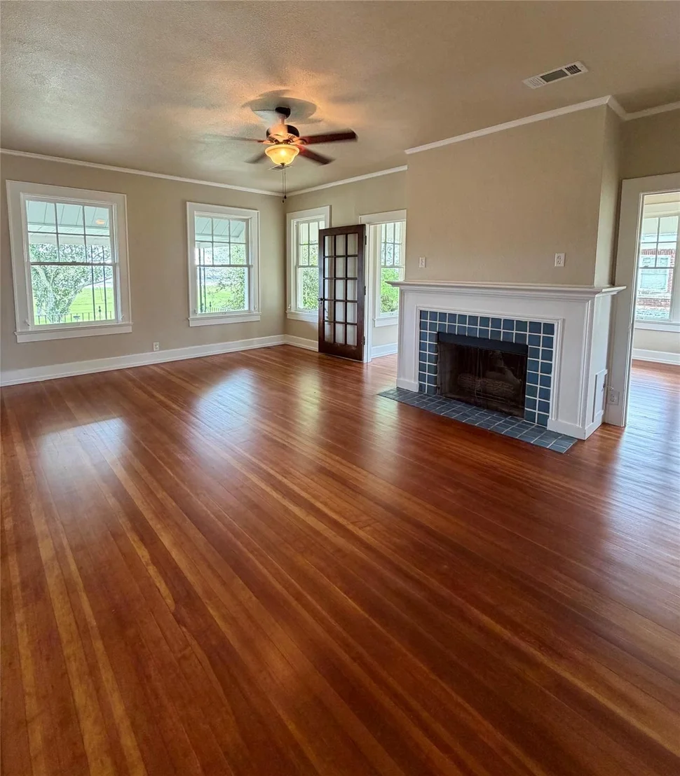 Photo of 2149 Lakeshore Drive