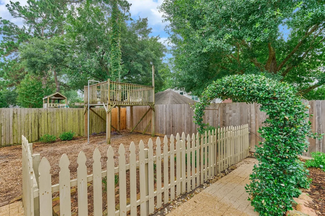 Photo of 16707 Avenfield Road