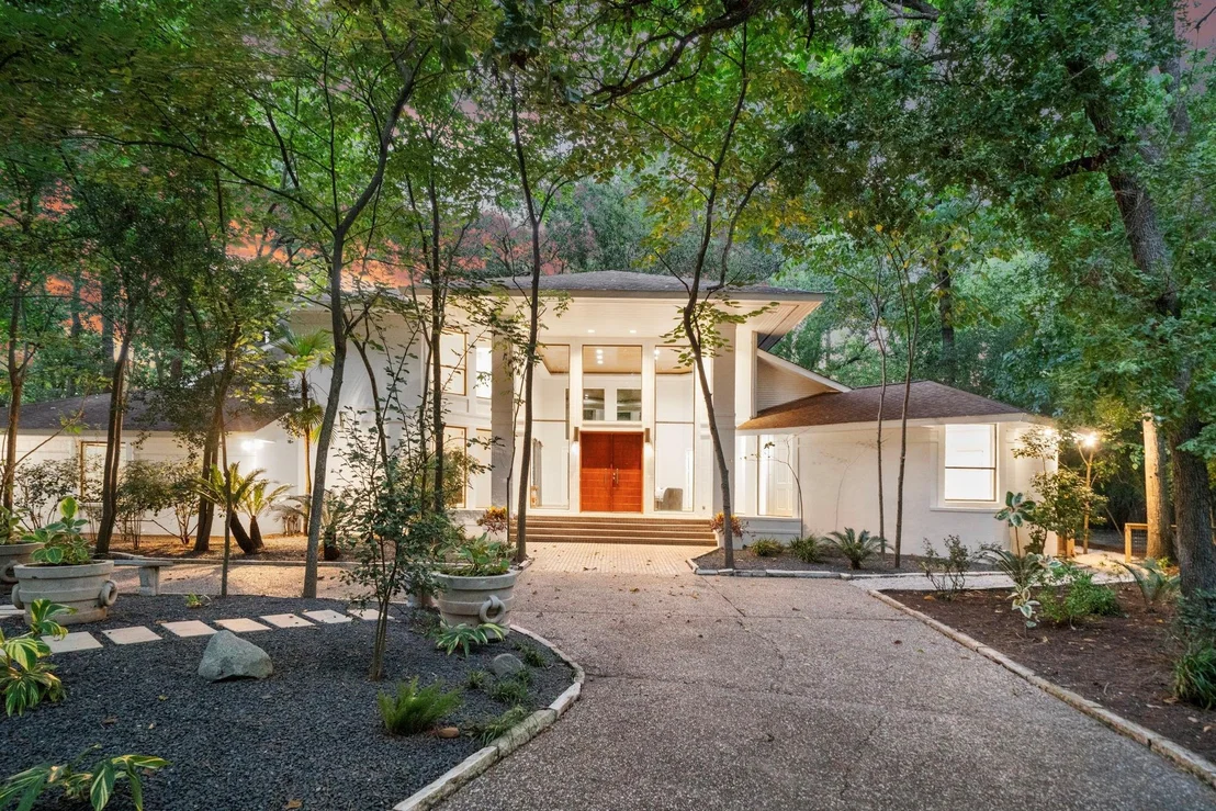 Photo of 102 Lakeside Oaks Drive