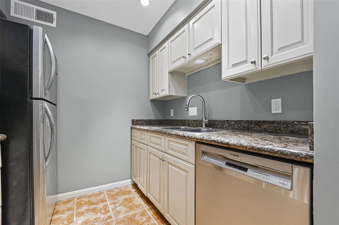 Photo of Unit 18 at 7575 Katy Freeway
