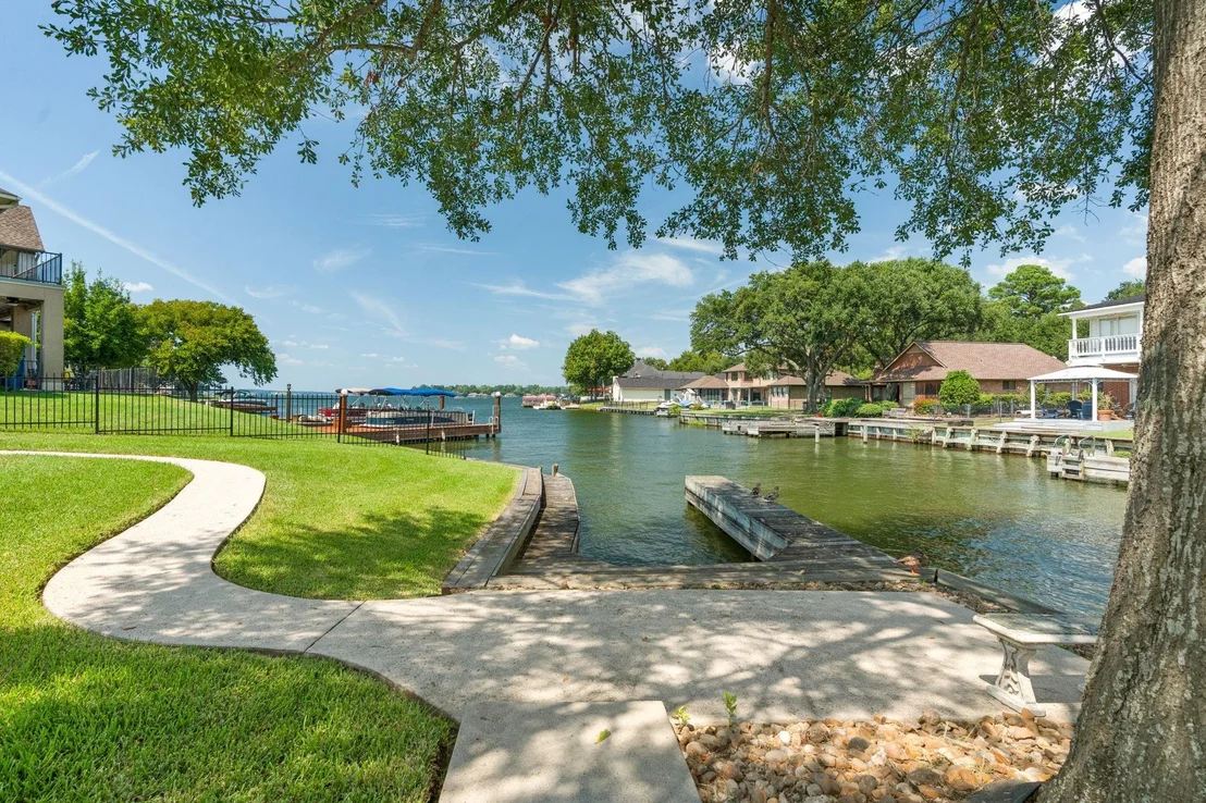 Photo of 5442 Lakeshore Drive