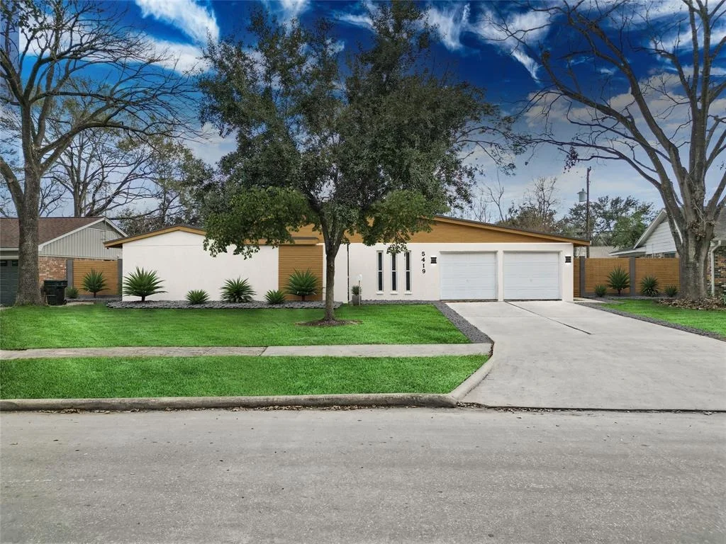 Photo of 5419 Saxon Drive