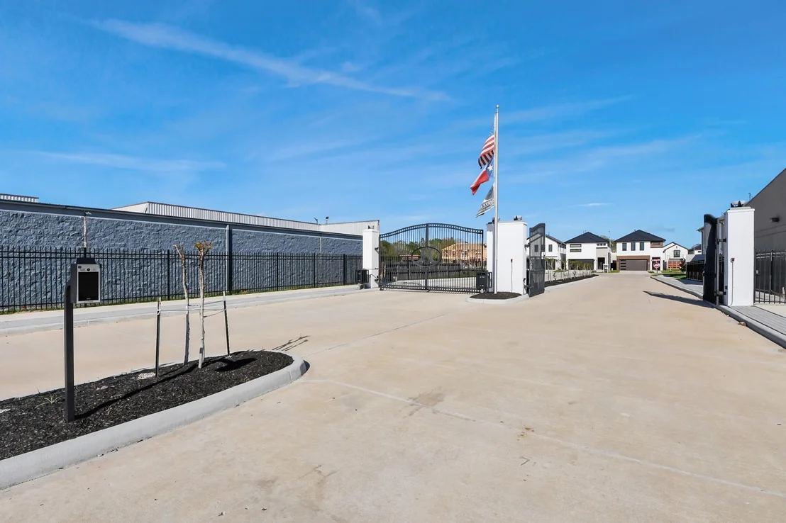 Photo of 615 Rolling Oaks