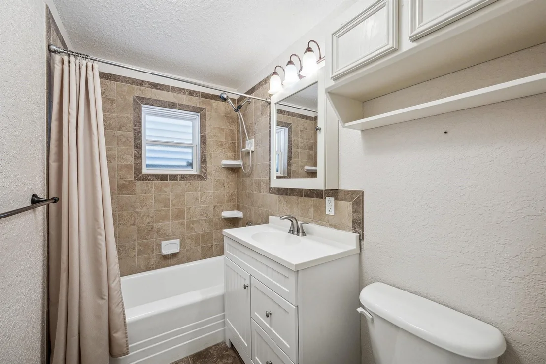 Photo of 33 Lakeside Drive