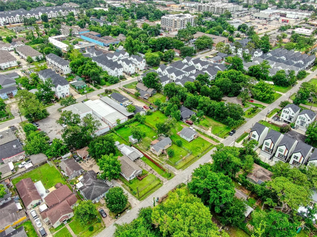Photo of 906 Woodcrest Drive