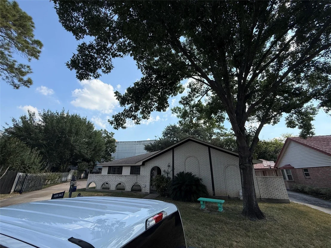 Photo of 930 W Forest Drive