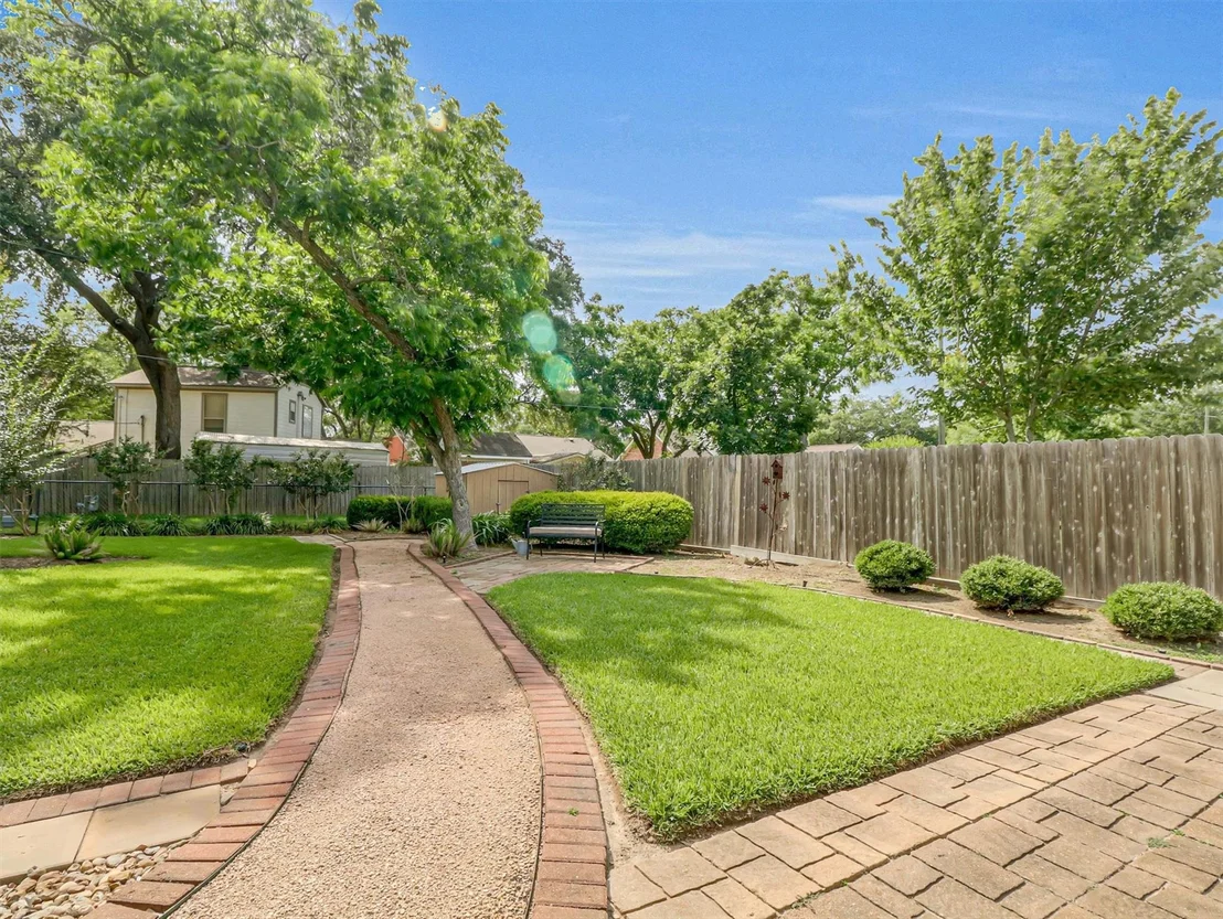 Photo of 805 Bluebonnet Lane